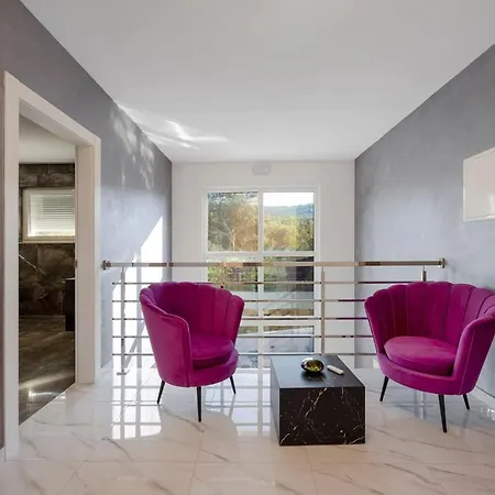 Luxury Colosseum *
