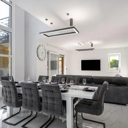 Luxury Colosseum *