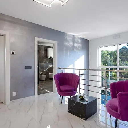فيلة Luxury Colosseum شيبينيك
