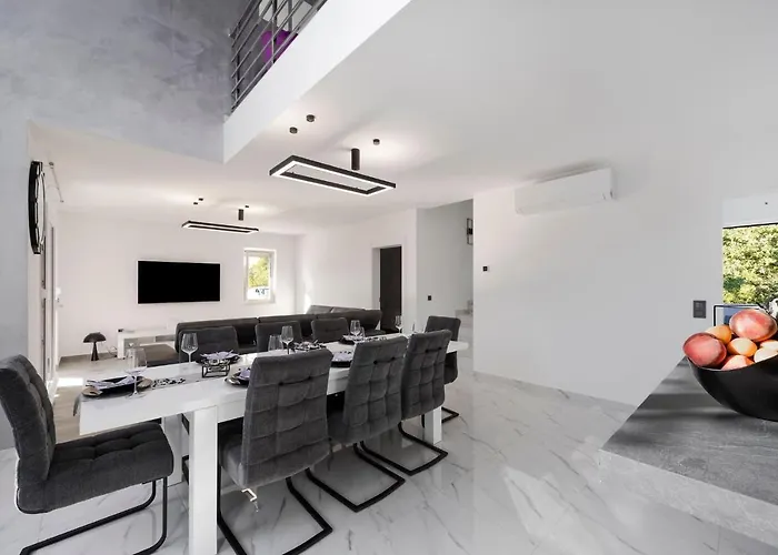 Luxury Colosseum * שיבניק