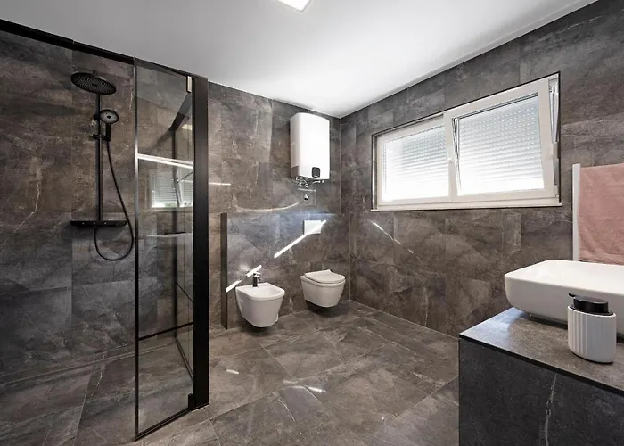 Luxury Colosseum שיבניק