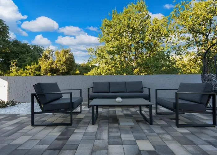 Luxury Colosseum שיבניק