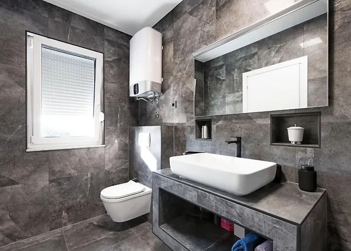 Luxury Colosseum שיבניק