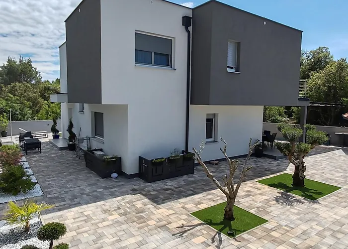 Luxury Colosseum שיבניק